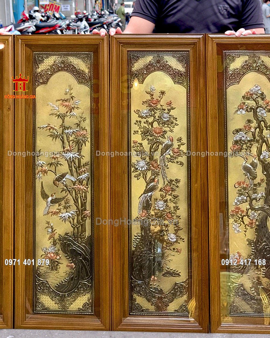 Bề mặt tranh tứ quý được làm màu giả cổ sang trọng và độc đáo
